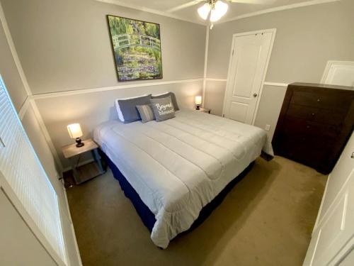 Ένα ή περισσότερα κρεβάτια σε δωμάτιο στο Gorgeous Cottage Close to Fantastic Hiking Trails in Dunnellon, Florida