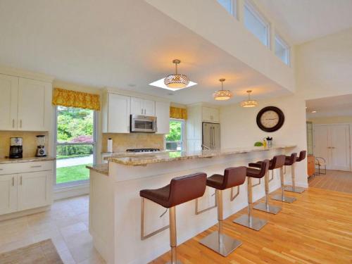 Dapur atau dapur kecil di Incredible Villa Rental with a Hot Tub, a Swimming Pool, and Tennis Courts in the Hamptons, New York