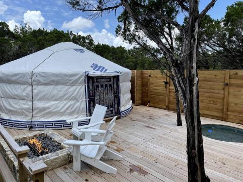 Fotografie z fotogalerie ubytování Peaceful Romantic Yurt with Hot Tub in Wimberley, Texas v destinaci Cloptins Crossing