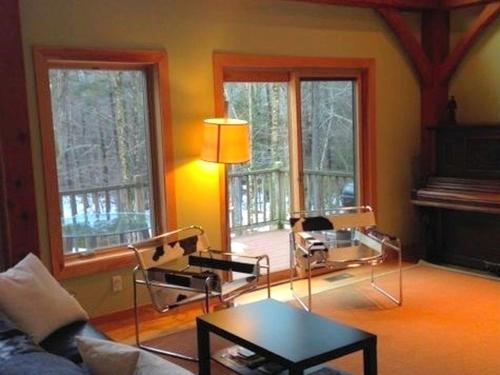 Χώρος καθιστικού στο Beautiful Two-Bedroom Cabin Rental Set in the Forests of the Berkshires, Massachusetts