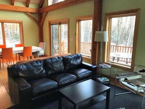 Χώρος καθιστικού στο Beautiful Two-Bedroom Cabin Rental Set in the Forests of the Berkshires, Massachusetts