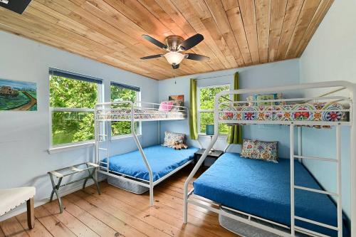 Ένα ή περισσότερα κρεβάτια σε δωμάτιο στο Modern Riverfront Cabin Perfect for Water Activities in Texas