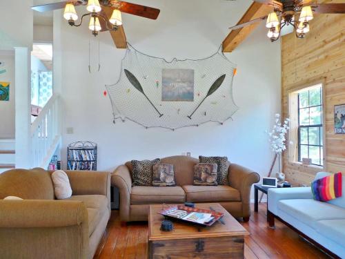 Χώρος καθιστικού στο Modern Riverfront Cabin Perfect for Water Activities in Texas
