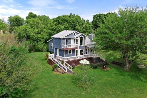 Κήπος έξω από το Modern Riverfront Cabin Perfect for Water Activities in Texas