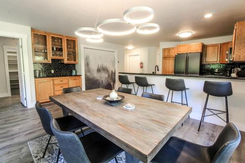Η κουζίνα ή μικρή κουζίνα στο Wonderful Vacation Rental by Golf Course in Columbia Falls, Montana