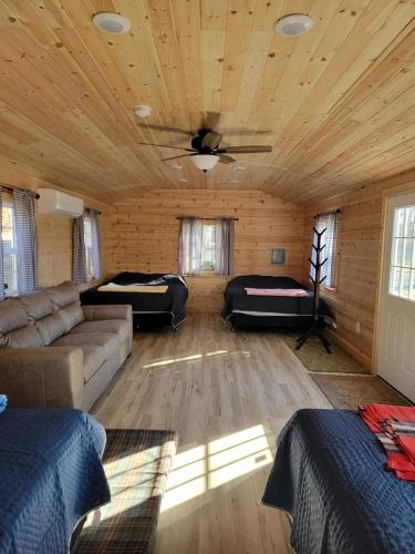 Posezení v ubytování Private Pet-Friendly Cabins with Fire Pit for Nature Escapes in Clear Spring, Maryland, for Memorable Family Glamping Trips