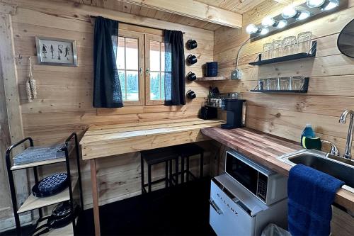 Solar Powered Lakefront Twin Tiny Houses in Cantwell Alaska, Perfect for a Group Getaway to Denali National Parkにあるキッチンまたは簡易キッチン