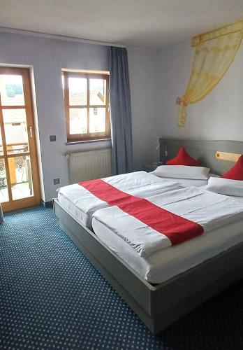 Ένα ή περισσότερα κρεβάτια σε δωμάτιο στο Das Arber-Hotel am Rothbach