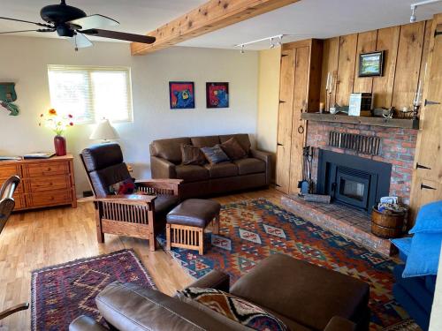 Χώρος καθιστικού στο Charming Riverside Vacation Rental with Scenic Mountain Views near Ennis, Montana