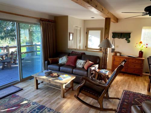 Χώρος καθιστικού στο Charming Riverside Vacation Rental with Scenic Mountain Views near Ennis, Montana