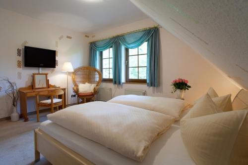 a bedroom with two white beds and a window at Hotel & Restaurant Kleinolbersdorf in Chemnitz
