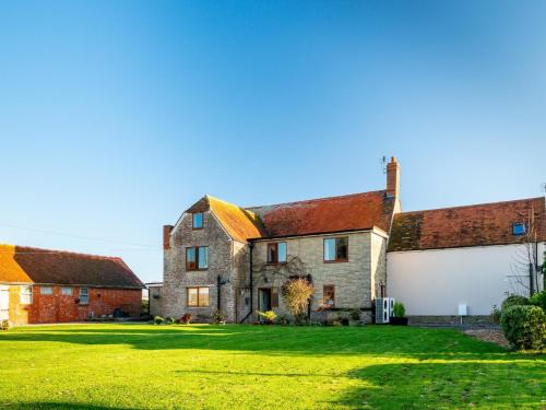 an old stone house with a grass yard at 4 Bed in Gillingham 80670 in West Stour