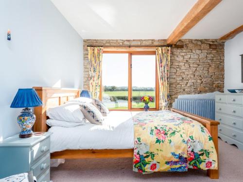 a bedroom with a bed and a window at 4 Bed in Gillingham 80670 in West Stour