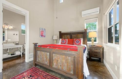 Voodi või voodid majutusasutuse Cozy Spacious Studio Cottage for a Peaceful Romantic Escape to Texas Hill Country near Dripping Springs, Texas toas