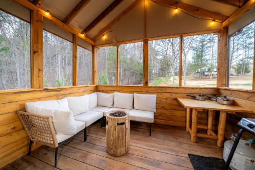 Fotografie z fotogalerie ubytování Nature Lovers Cabin with Spectacular Views of the Great Smoky Mountains, Tennesse v destinaci Cosby