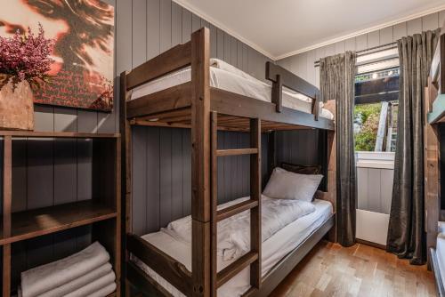 a bunk bed room with two bunk beds at Ledig i høstferien er en stor leilighet med panoramautsikt over Hemsedal in Hemsedal