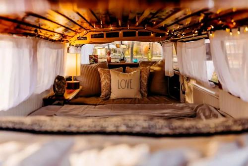 Posezení v ubytování Refurbished Campervan Rental Perfect for Glamping in Missouri
