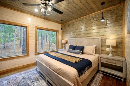 Voodi või voodid majutusasutuse Incredible Spacious Cabin Surrounded by Nature for an Amazing Escape for the Whole Family in Broken Bow, Oklahoma toas