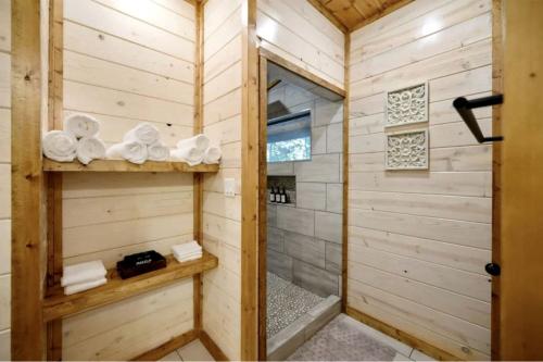 Vannituba majutusasutuses Incredible Spacious Cabin Surrounded by Nature for an Amazing Escape for the Whole Family in Broken Bow, Oklahoma