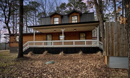 Stephens GapにあるCozy Cabin with Additional Studio Mini-Cabin in Broken Bow, Oklahomaの広い木造家屋
