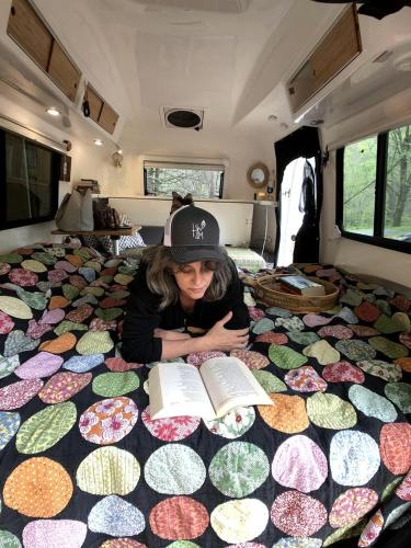 Ένα ή περισσότερα κρεβάτια σε δωμάτιο στο Cozy Virginia Glamping Rental for Rest and Relaxation near the Appalachian Trail