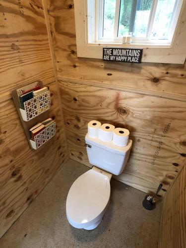 Ένα μπάνιο στο Cozy Virginia Glamping Rental for Rest and Relaxation near the Appalachian Trail