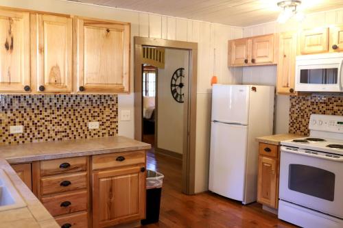 Η κουζίνα ή μικρή κουζίνα στο Historic Log Cabin for South Dakota Glamping Getaways