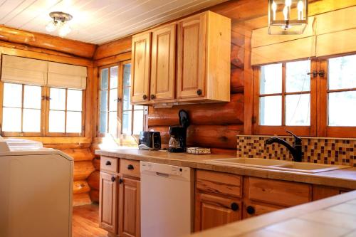 Η κουζίνα ή μικρή κουζίνα στο Historic Log Cabin for South Dakota Glamping Getaways