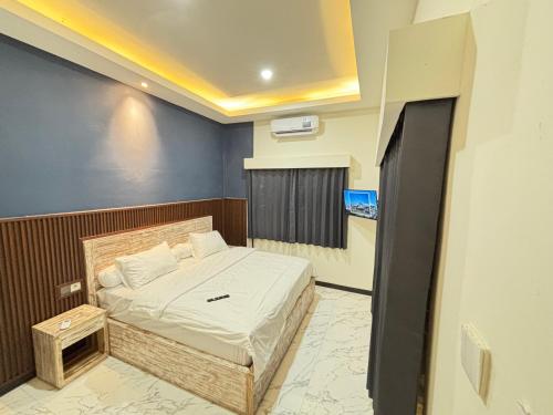 un dormitorio con una cama en una habitación en Hostel Labuan ORA, en Labuan Bajo