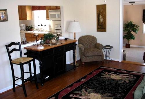 un salon avec un bureau et une chaise dans l'établissement Charming Cottage Overlooking Gorgeous Citation Bass and Bream Pond near Charlottesville, à Gordonsville