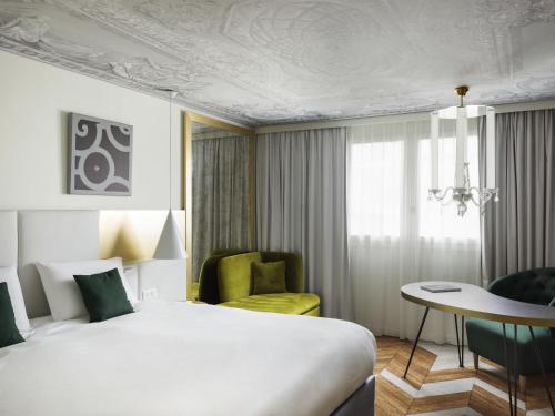 Кровать или кровати в номере Le Louis Hotel Versailles Château - MGallery Collection