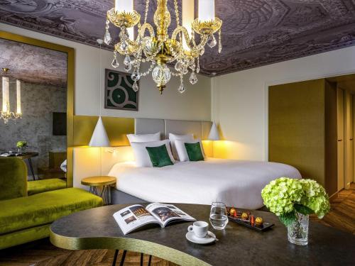 Кровать или кровати в номере Le Louis Hotel Versailles Château - MGallery Collection
