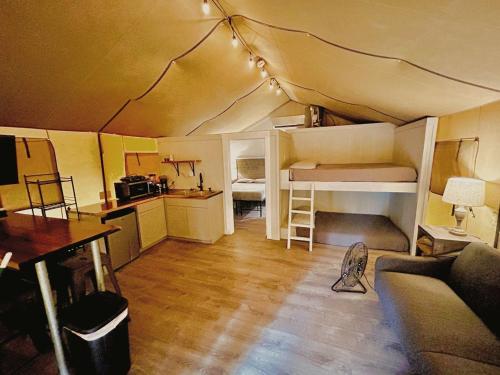 Kuchyň nebo kuchyňský kout v ubytování Waterfront Glamping: Safari Tent Retreat for Water Lovers in Cibolo, TX