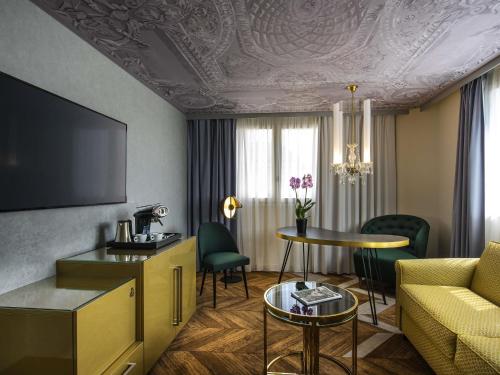 Гостиная зона в Le Louis Hotel Versailles Château - MGallery Collection