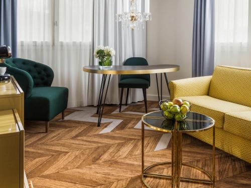 Гостиная зона в Le Louis Hotel Versailles Château - MGallery Collection