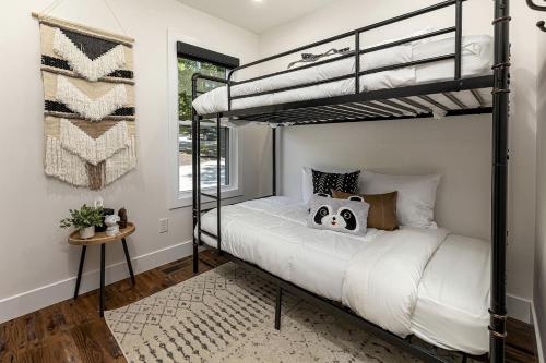 ein Schlafzimmer mit zwei Etagenbetten und einem Tisch in der Unterkunft Stunning Modern Cabin with Hot-tub in Makanda, illinois in Goreville