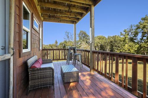 Rõdu või terrass majutusasutuses Family-Friendly Cabin with Hot Tub in the Ozark Mountains and nearby Beaver Lake, Eureka Springs