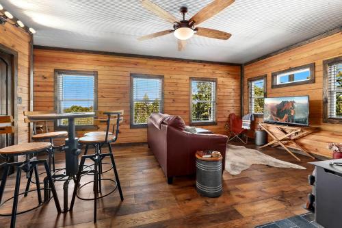 Istumisnurk majutusasutuses Family-Friendly Cabin with Hot Tub in the Ozark Mountains and nearby Beaver Lake, Eureka Springs