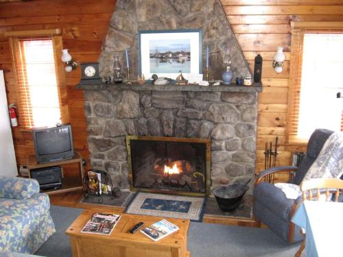 Posezení v ubytování Idyllic Waterfront Log Cabin in Wayne County Overlooking Lake Wallenpaupack, Pennsylvania