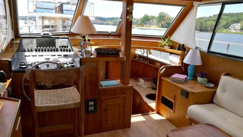 Χώρος καθιστικού στο Experience the Magic of Sleeping Your Own Private Yacht in Damariscotta, Maine