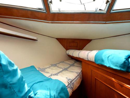 Ένα ή περισσότερα κρεβάτια σε δωμάτιο στο Experience the Magic of Sleeping Your Own Private Yacht in Damariscotta, Maine