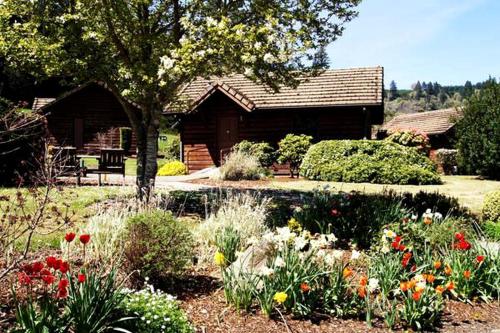 Aed väljaspool majutusasutust Secluded Cabin Ideal for a Romantic Getaway in the Umpqua River Valley of Oregon