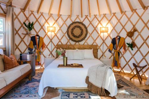Ένα ή περισσότερα κρεβάτια σε δωμάτιο στο The Macaw Yurt in Lakeway, TX