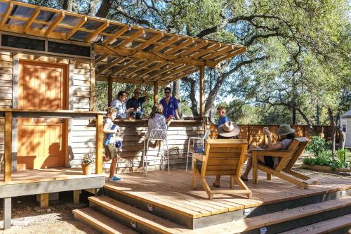 Επισκέπτες που μένουν στο The Macaw Yurt in Lakeway, TX