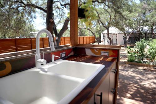 Φωτογραφία από το άλμπουμ του The Macaw Yurt in Lakeway, TX σε Buffalo Gap