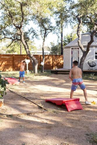 Επισκέπτες που μένουν στο The Macaw Yurt in Lakeway, TX