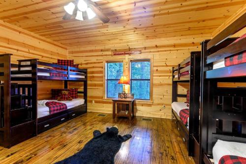 Postel nebo postele na pokoji v ubytování Incredible Luxurious Cabin Fantastic for All the Family in Broken Bow, Oklahoma