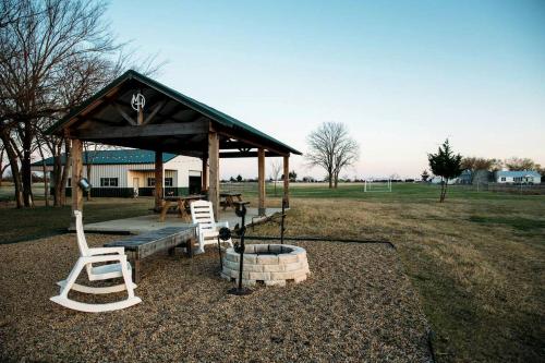 Φωτογραφία από το άλμπουμ του Rustic Tiny House Rental for Weekend Getaways from Dallas σε Wilmer