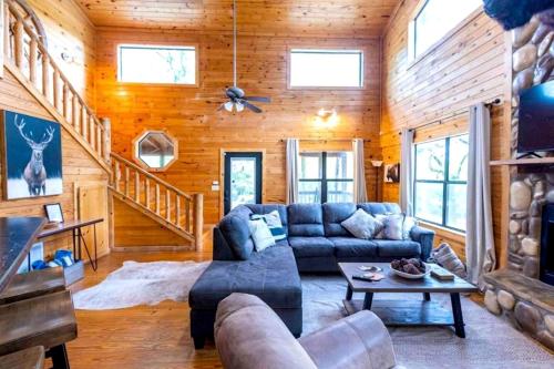 Posezení v ubytování Classic Log Cabin with Hot Tub and Firepit near Hochatown, Oklahoma