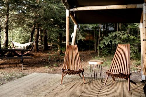 Κήπος έξω από το Delightful Safari Tent with Fire Pit and Sauna in North Woodstock, New Hampshire
